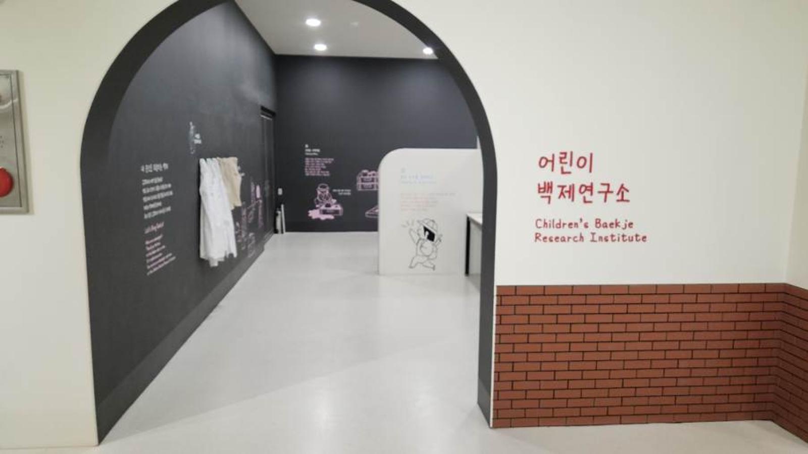 A hallway with a white floor and a brick wall AI-generated content may be incorrect.