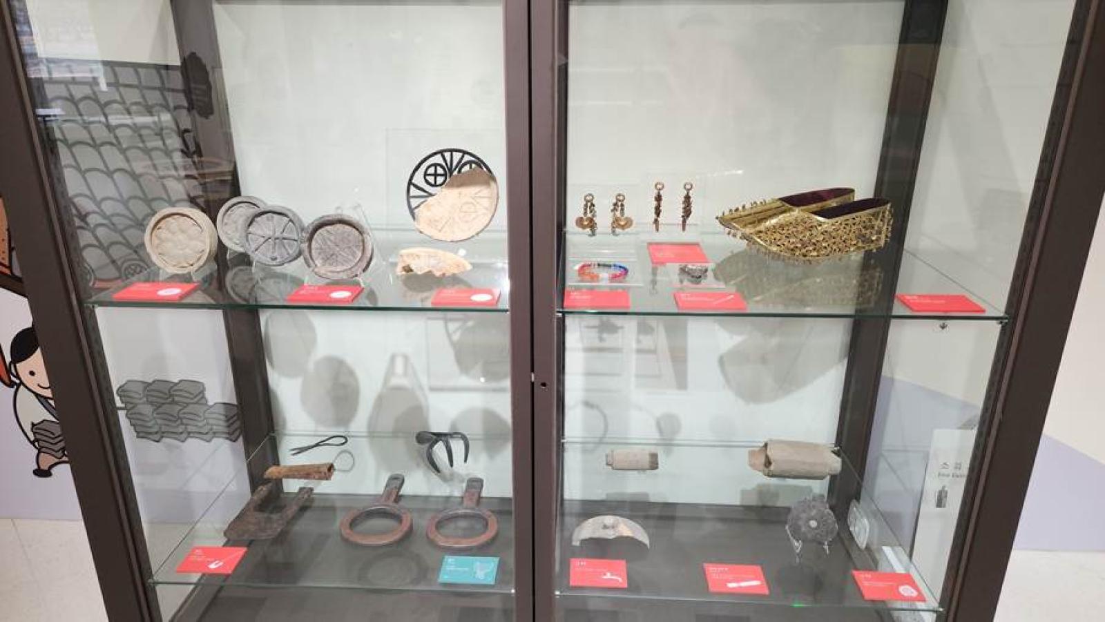 A glass case with objects on it AI-generated content may be incorrect.