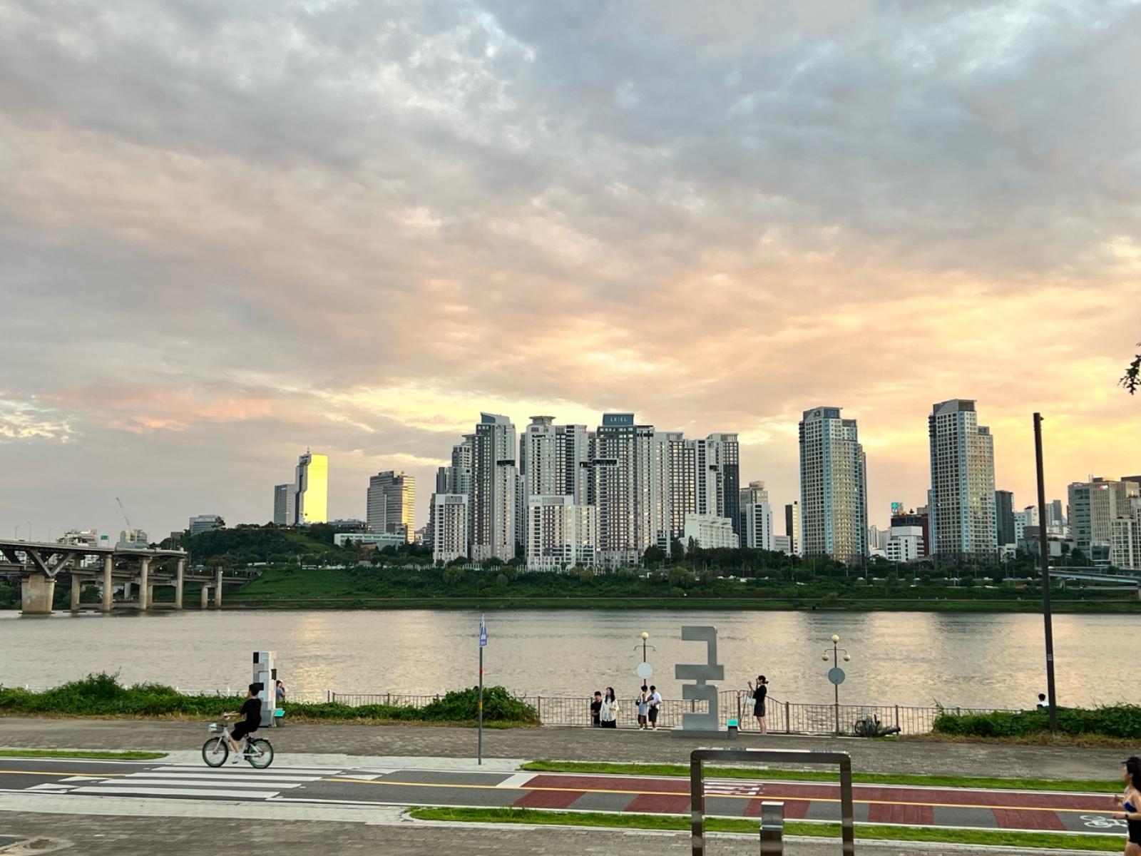 야외, 구름, 하늘, 호수이(가) 표시된 사진  AI 생성 콘텐츠는 정확하지 않을 수 있습니다.