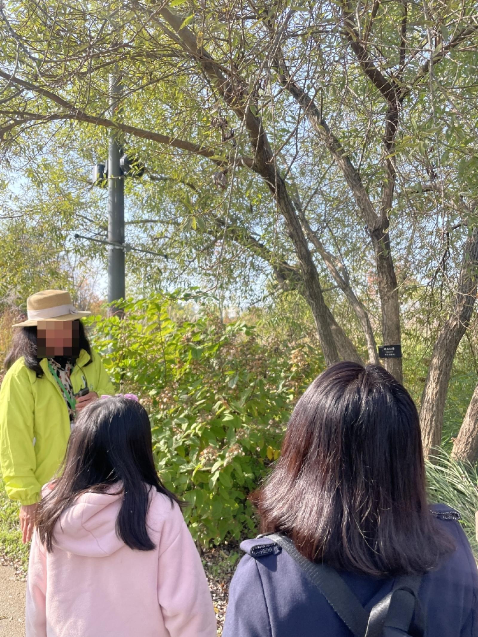 그림입니다.  원본 그림의 이름: [꾸미기]IMG_2208.jpg  원본 그림의 크기: 가로 3024pixel, 세로 4032pixel  사진 찍은 날짜: 2025년 10월 25일 오후 10:35  카메라 제조 업체 : Apple  카메라 모델 : iPhone 12 mini  프로그램 이름 : 18.6.2  F-스톱 : 1.6  노출 시간 : 1/606초  ISO 감도 : 32  노출 모드 : 자동  35mm 초점 거리 : 27  프로그램 노출 : 자동 제어 