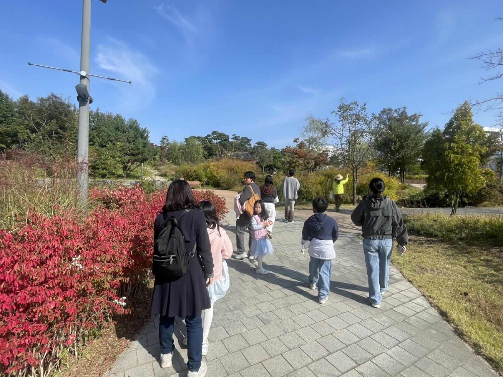 external_image 그림입니다. 원본 그림의 이름: IMG_2213.jpg 원본 그림의 크기: 가로 4032pixel, 세로 3024pixel 사진 찍은 날짜: 2025년 10월 25일 오후 10:52 카메라 제조 업체 : Apple 카메라 모델 : iPhone 12 mini 프로그램 이름 : 18.6.2 F-스톱 : 2.4 노출 시간 : 1/905초 ISO 감도 : 25 노출 모드 : 자동 35mm 초점 거리 : 17 프로그램 노출 : 자동 제어 모드 측