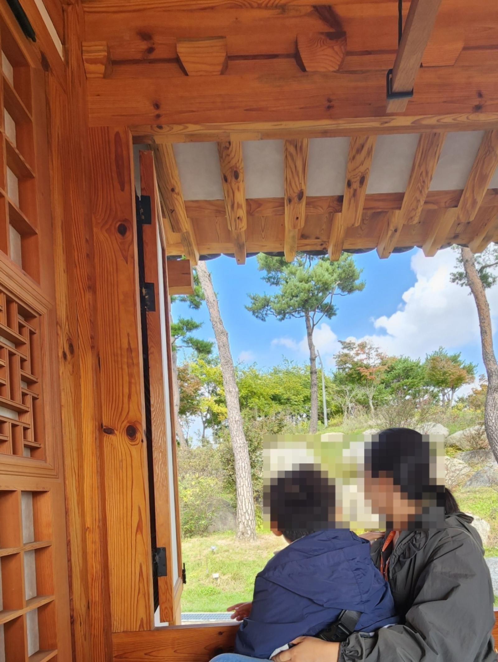 그림입니다.  원본 그림의 이름: [꾸미기]IMG_2281.JPG  원본 그림의 크기: 가로 2067pixel, 세로 2747pixel  사진 찍은 날짜: 2025년 10월 25일 오후 11:55  카메라 제조 업체 : samsung  카메라 모델 : SM-S901N  프로그램 이름 : S901NKSU3CWGI  F-스톱 : 2.2  노출 시간 : 79/10000초  ISO 감도 : 50  색 대표 : sRGB  노출 모드 : 자동  35mm 초점 거리 : 1