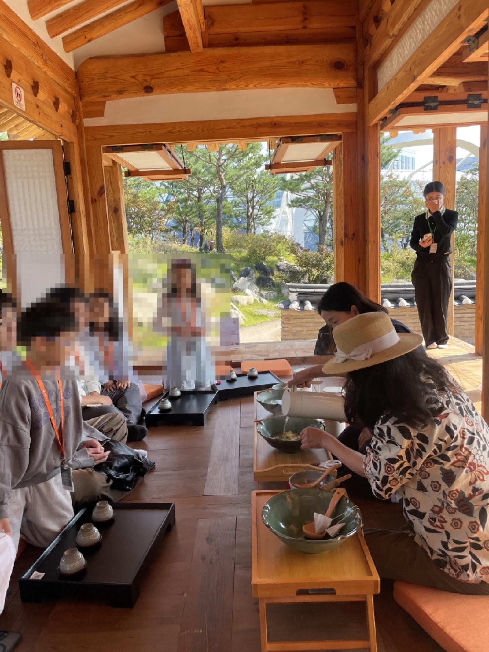 그림입니다.  원본 그림의 이름: [꾸미기]IMG_2224.jpg  원본 그림의 크기: 가로 3024pixel, 세로 4032pixel  사진 찍은 날짜: 2025년 10월 25일 오후 11:09  카메라 제조 업체 : Apple  카메라 모델 : iPhone 12 mini  프로그램 이름 : 18.6.2  F-스톱 : 1.6  노출 시간 : 1/415초  ISO 감도 : 32  노출 모드 : 자동  35mm 초점 거리 : 26  프로그램 노출 : 자동 제어 