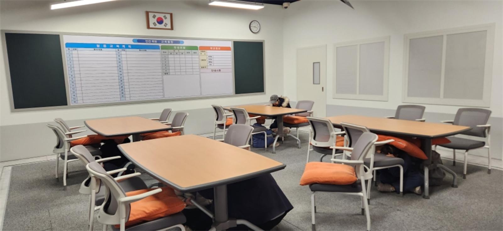 그림입니다.  원본 그림의 이름: IMG_2672.jpeg  원본 그림의 크기: 가로 4000pixel, 세로 1848pixel  사진 찍은 날짜: 2025년 12월 06일 오후 11:15  카메라 제조 업체 : samsung  카메라 모델 : SM-S901N  프로그램 이름 : S901NKSU3CWGI  F-스톱 : 1.8  노출 시간 : 1/180초  ISO 감도 : 200  색 대표 : sRGB  노출 모드 : 자동  35mm 초점 거리 : 23  프로그