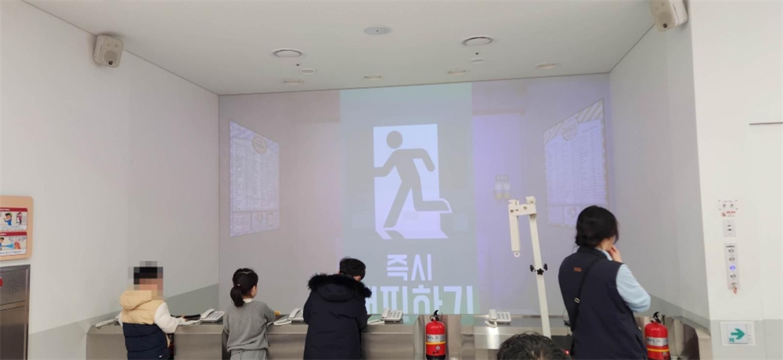 그림입니다.  원본 그림의 이름: [꾸미기]IMG_2680.jpeg  원본 그림의 크기: 가로 4000pixel, 세로 1848pixel  사진 찍은 날짜: 2025년 12월 06일 오후 11:49  카메라 제조 업체 : samsung  카메라 모델 : SM-S901N  프로그램 이름 : S901NKSU3CWGI  F-스톱 : 1.8  노출 시간 : 1/120초  ISO 감도 : 200  색 대표 : sRGB  노출 모드 : 자동  35mm 초점 거리 : 23