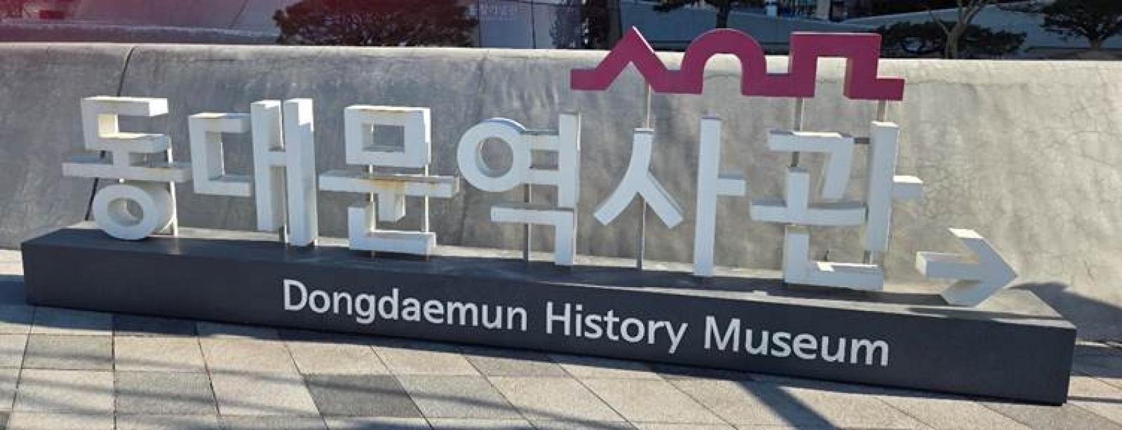 텍스트, 야외, 건물, 표지판이(가) 표시된 사진  AI 생성 콘텐츠는 정확하지 않을 수 있습니다.