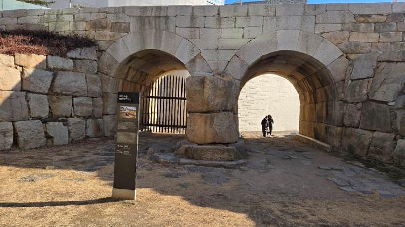 야외, 건물, 하늘, 지상이(가) 표시된 사진  AI 생성 콘텐츠는 정확하지 않을 수 있습니다.