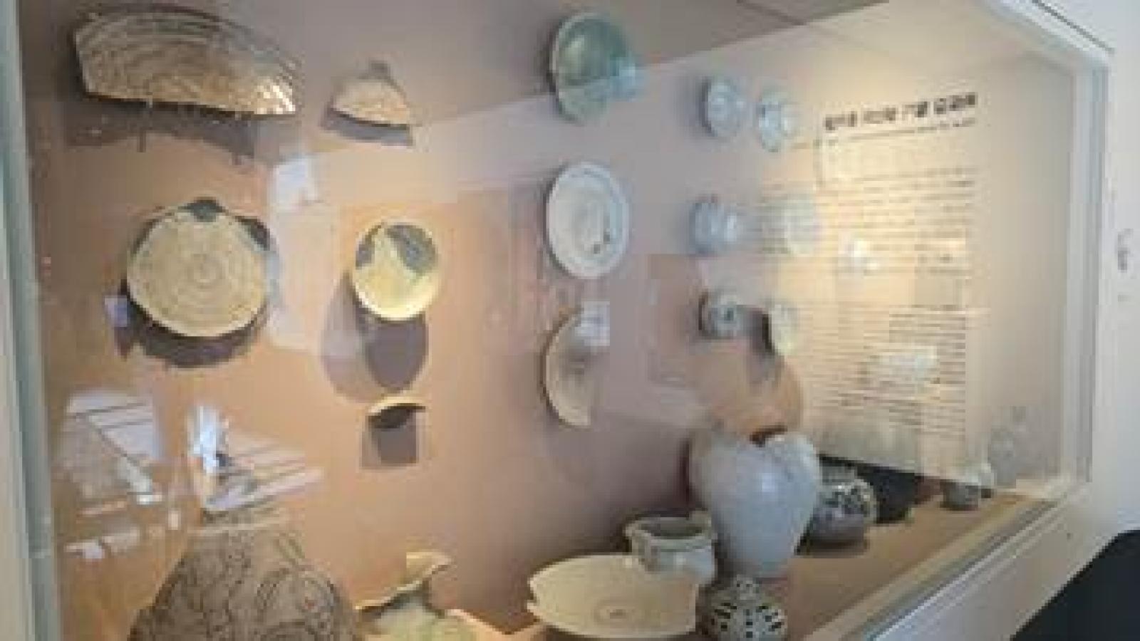 벽, 실내, 꽃병, 박물관이(가) 표시된 사진  AI 생성 콘텐츠는 정확하지 않을 수 있습니다.