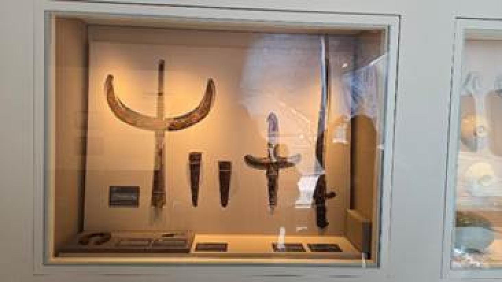 실내, 박물관, 벽, 사진 액자이(가) 표시된 사진  AI 생성 콘텐츠는 정확하지 않을 수 있습니다.