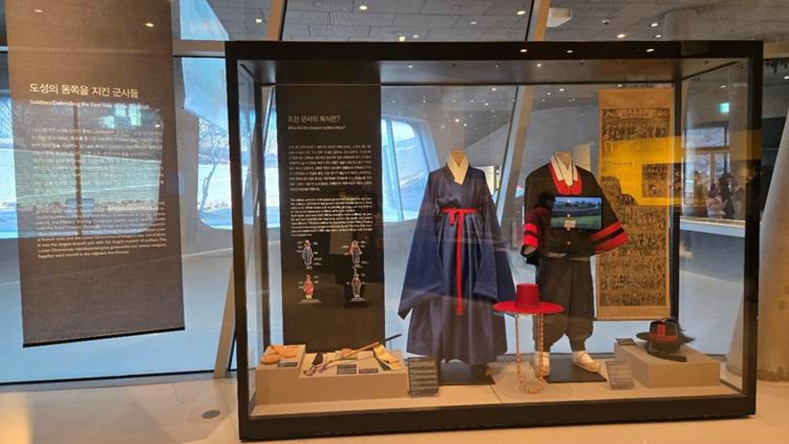 디스플레이 창, 건물, 진열장, 실내이(가) 표시된 사진  AI 생성 콘텐츠는 정확하지 않을 수 있습니다.