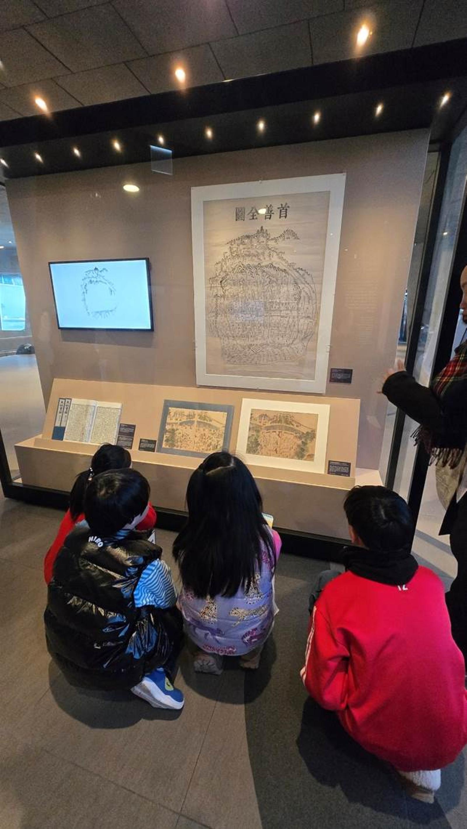 텍스트, 의류, 실내, 사람이(가) 표시된 사진  AI 생성 콘텐츠는 정확하지 않을 수 있습니다.