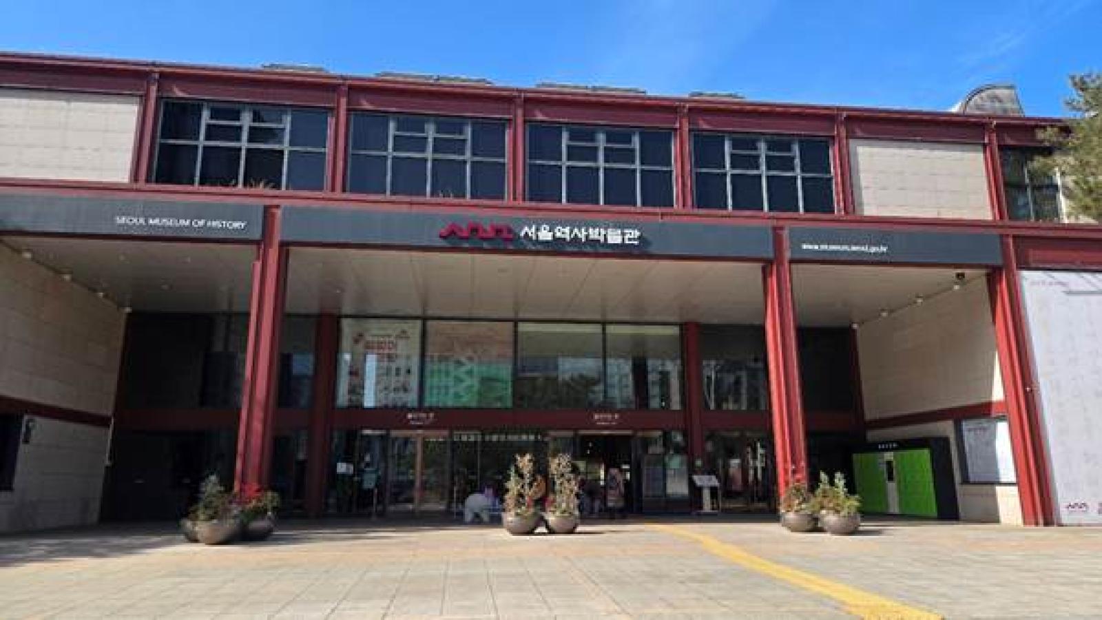 텍스트, 건물, 야외, 하늘이(가) 표시된 사진  AI 생성 콘텐츠는 정확하지 않을 수 있습니다.