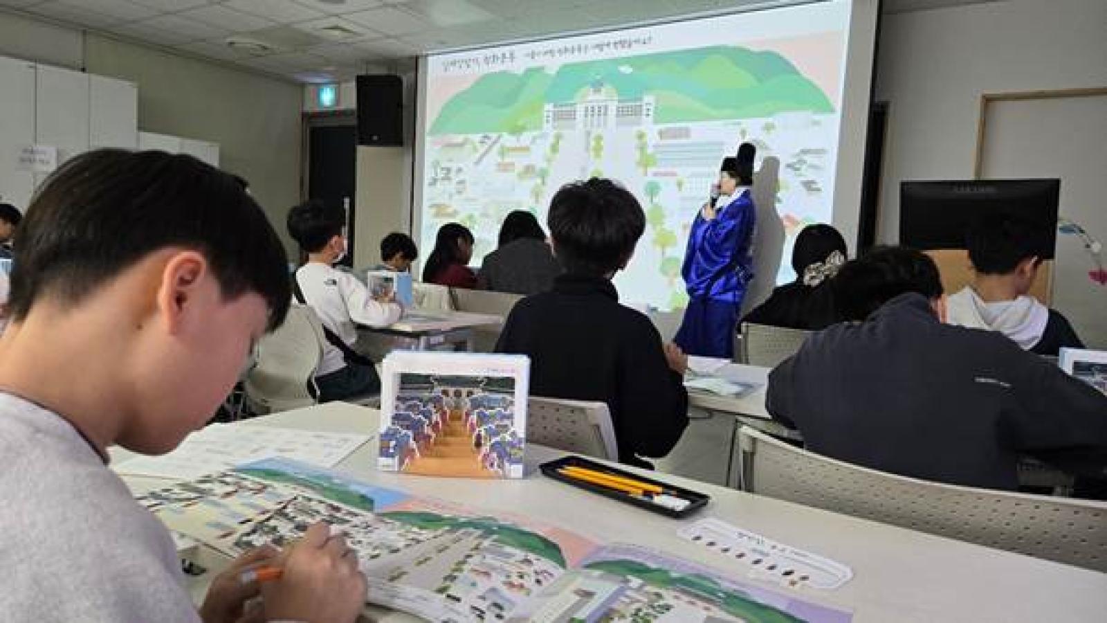 의류, 사람, 실내, 텍스트이(가) 표시된 사진  AI 생성 콘텐츠는 정확하지 않을 수 있습니다.