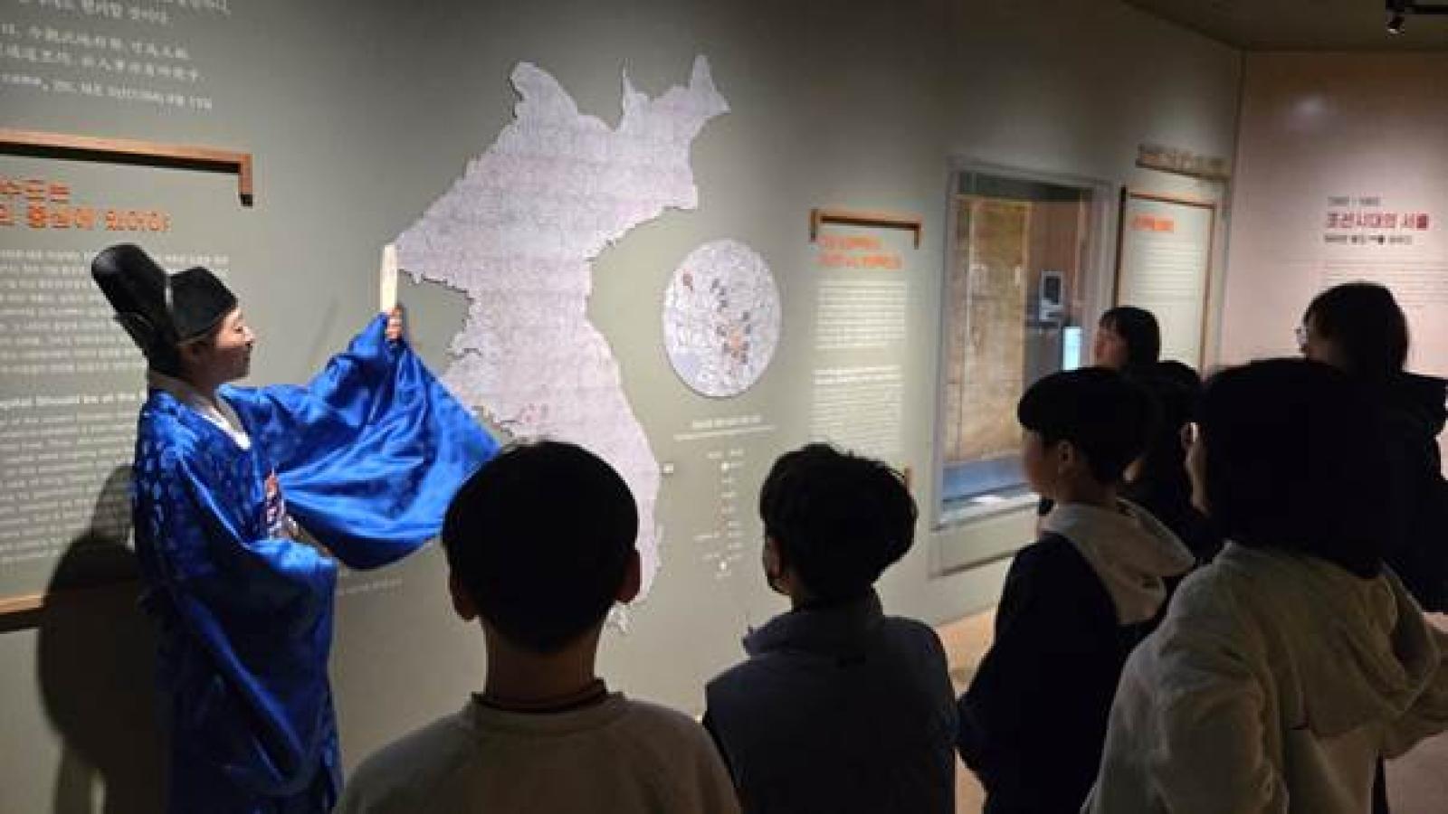 의류, 벽, 사람, 실내이(가) 표시된 사진  AI 생성 콘텐츠는 정확하지 않을 수 있습니다.