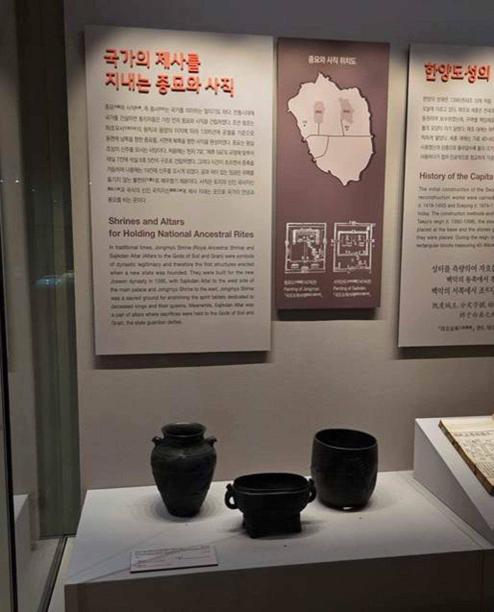 텍스트, 실내, 예술, 벽이(가) 표시된 사진  AI 생성 콘텐츠는 정확하지 않을 수 있습니다.