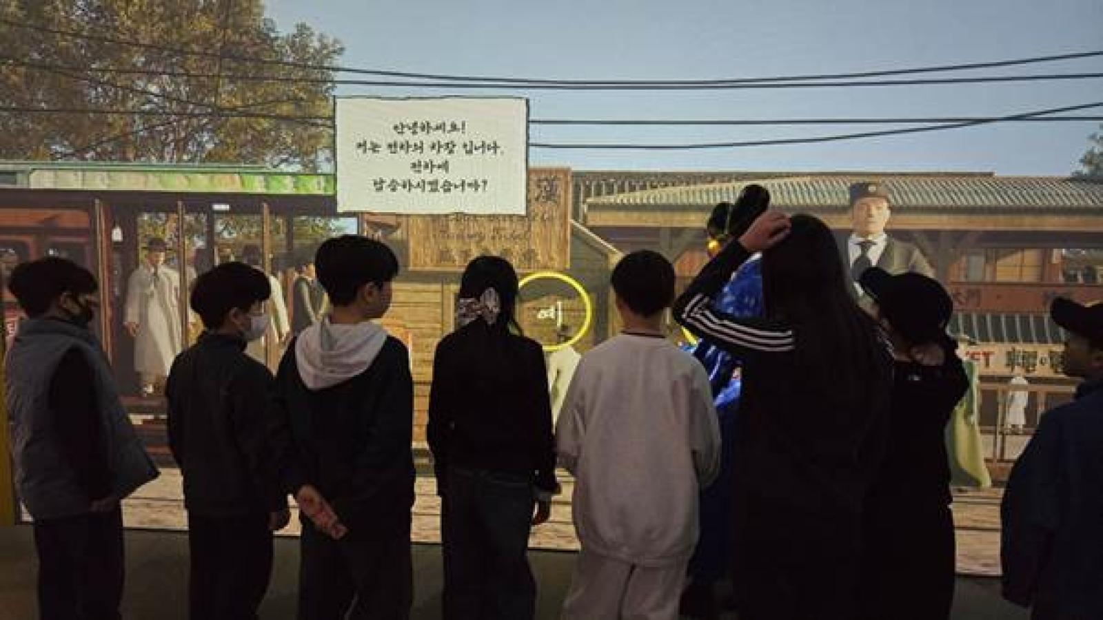 의류, 야외, 사람, 하늘이(가) 표시된 사진  AI 생성 콘텐츠는 정확하지 않을 수 있습니다.